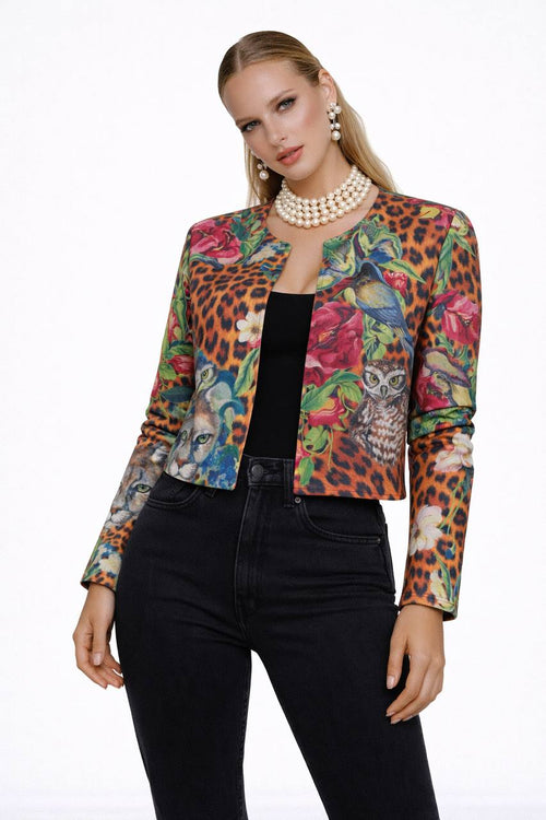 Chaqueta estilo Chanel forrada con diseños pintados a mano de Bad Sisters