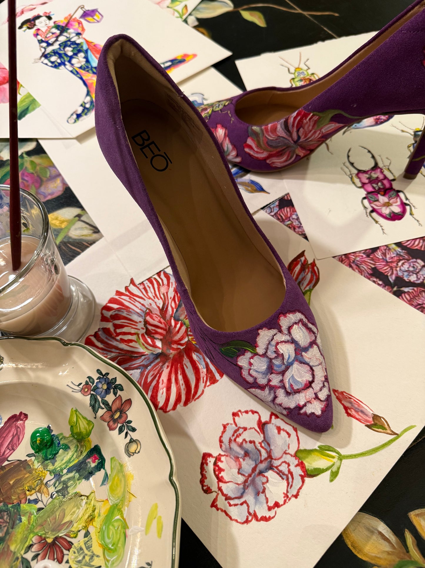 Stilettos morados pintados a mano BEO × Bad Sisters – edición limitada