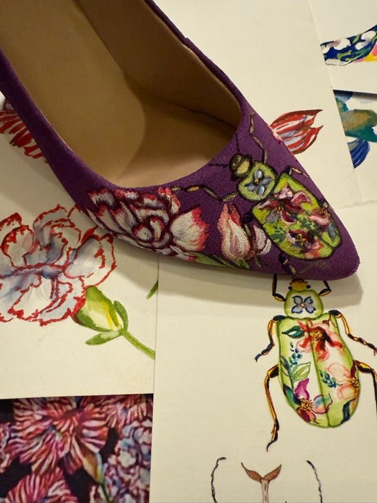 Stilettos morados pintados a mano BEO × Bad Sisters – edición limitada