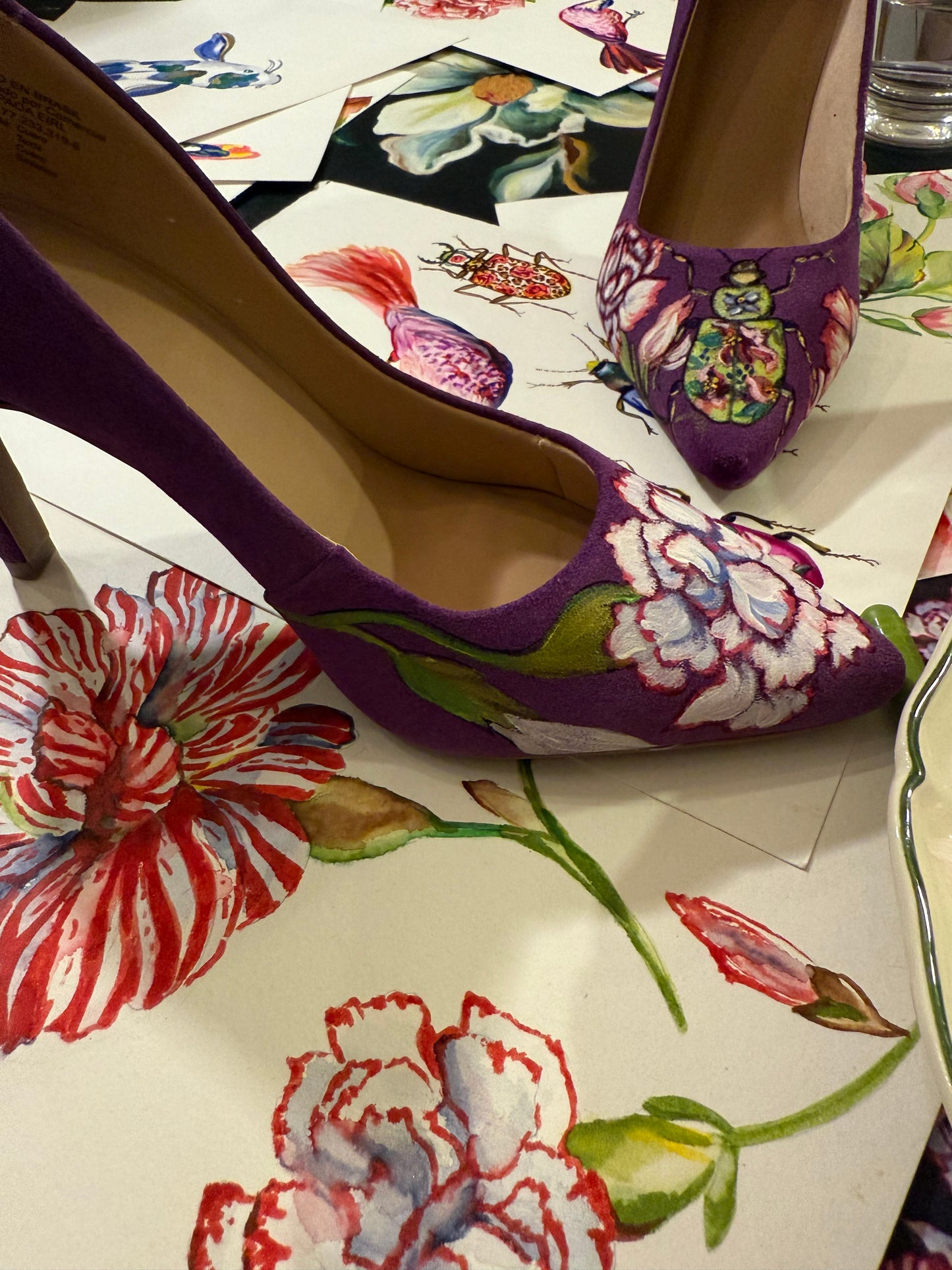 Stilettos morados pintados a mano BEO × Bad Sisters – edición limitada