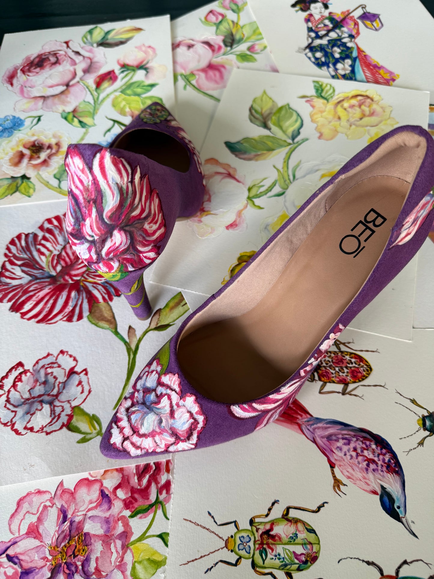 Stilettos morados pintados a mano BEO × Bad Sisters – edición limitada