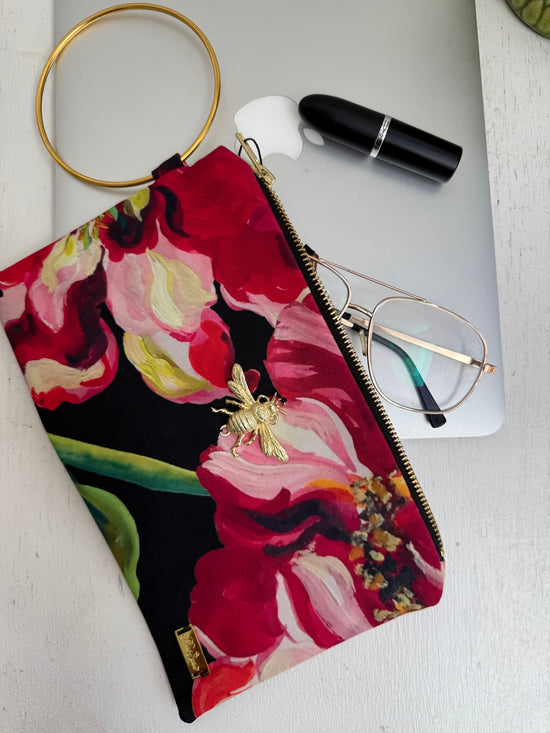 Clutch negro de rosas pintadas a mano con abeja bañada en oro