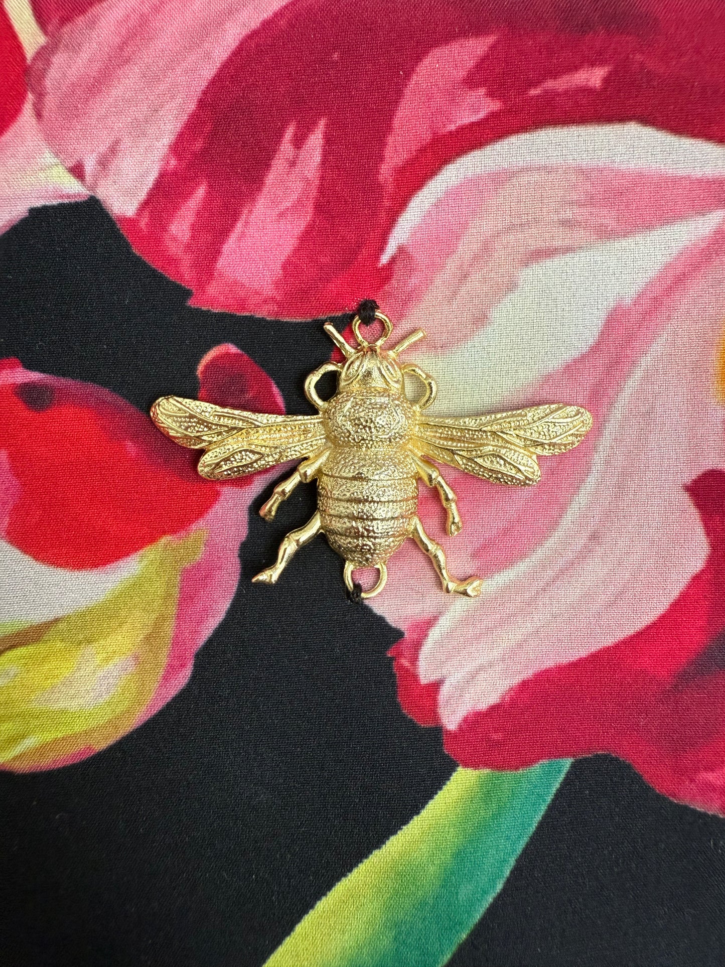 Clutch negro de rosas pintadas a mano con abeja bañada en oro