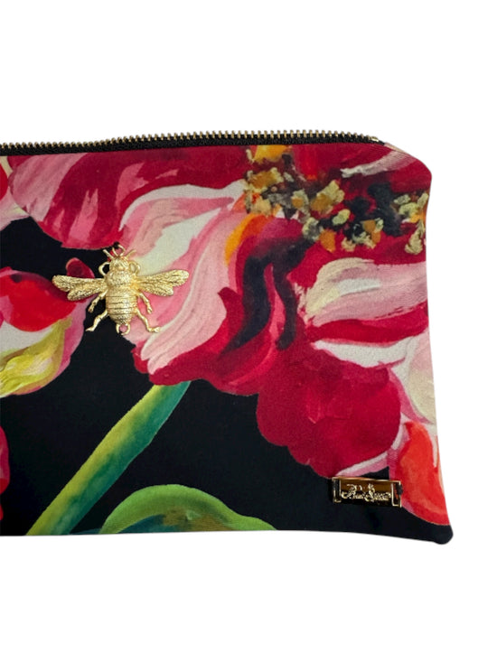 Clutch negro de rosas pintadas a mano con abeja bañada en oro