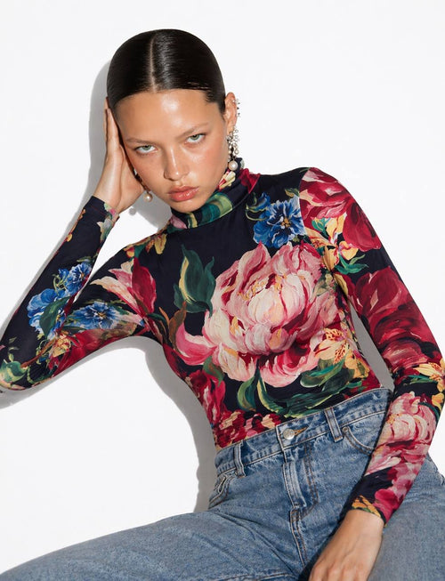 Beatle Rose Azul | Bad Sisters - look con modelo