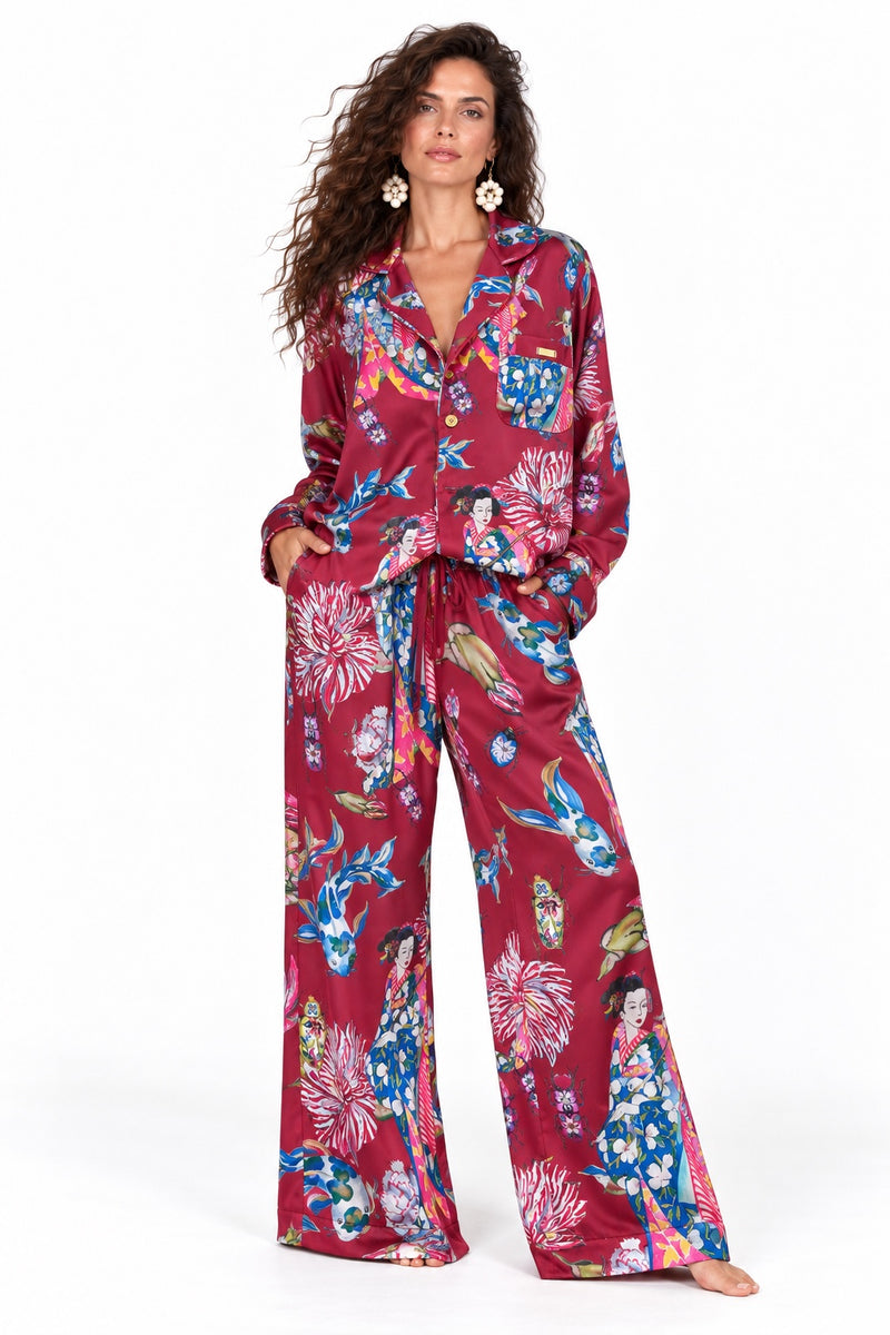 Conjunto pijama Geisha Rojo Bad Sisters camisa de manga larga y pantalón ancho, fotografía de estudio