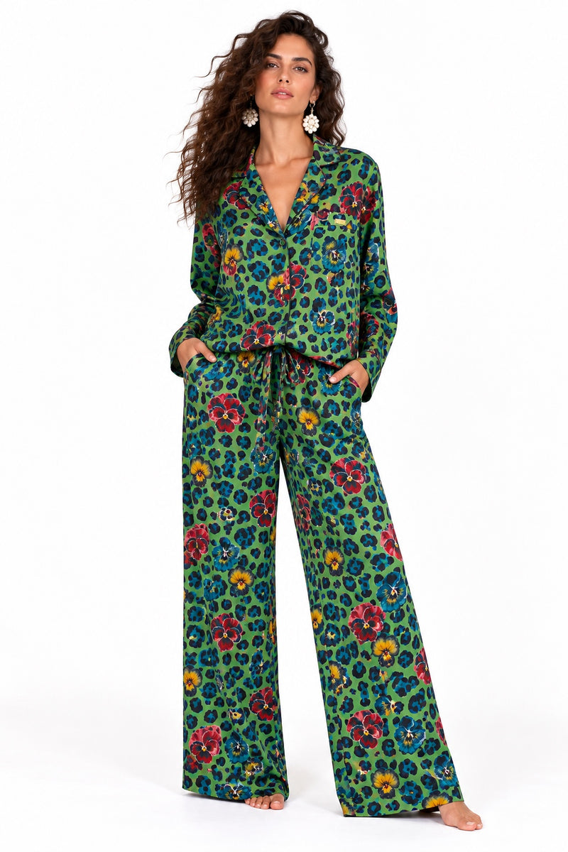 Conjunto pijama Leopardo Pensamientos Verde Bad Sisters, fotografía frontal de estudio