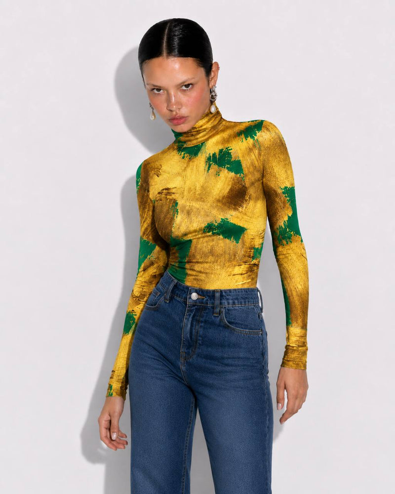 Beatle Oro Verde | Bad Sisters - look con modelo
