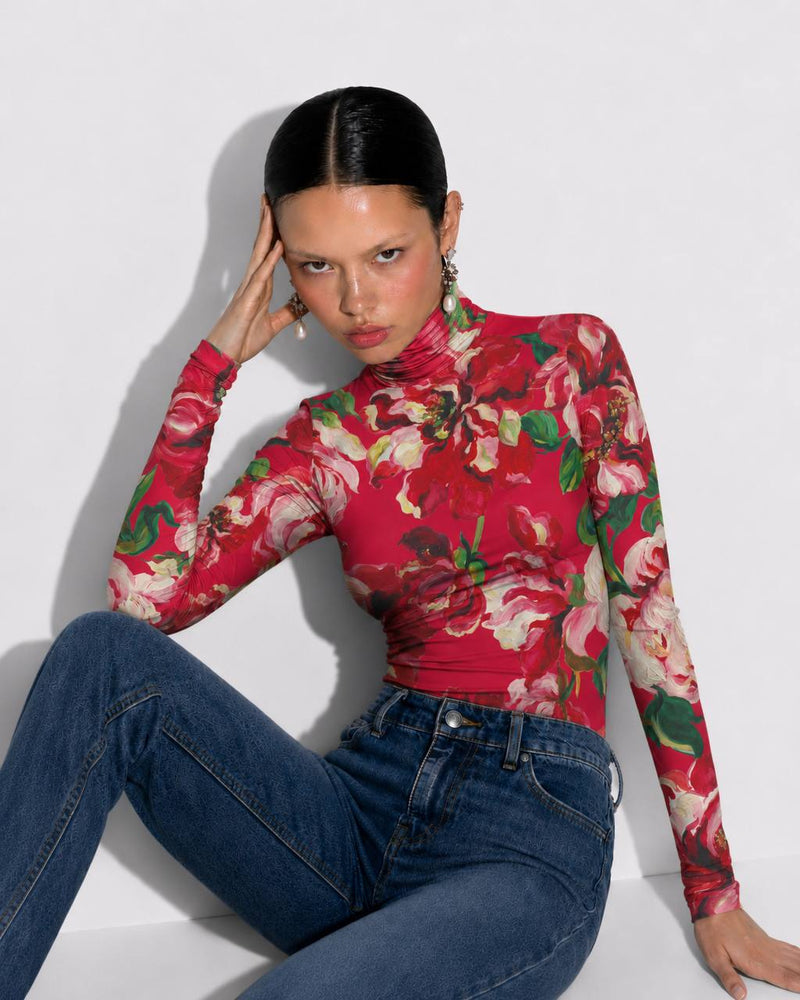 Beatle Rose Red | Bad Sisters - look con modelo