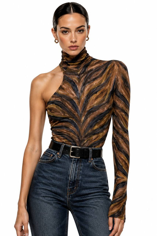 Polera One Coffee Tiger | Bad Sisters - look con modelo