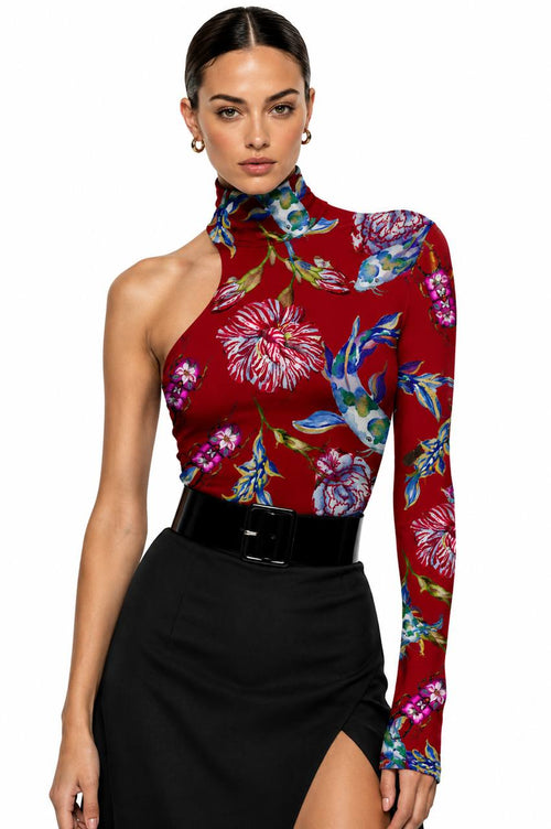 Polera One Geisha Roja | Bad Sisters - look con modelo