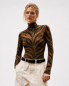 Beatle Coffee Tiger | Bad Sisters - look con modelo cerca