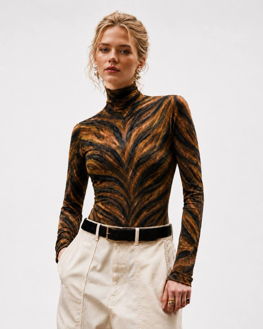 Beatle Coffee Tiger | Bad Sisters - look con modelo cerca