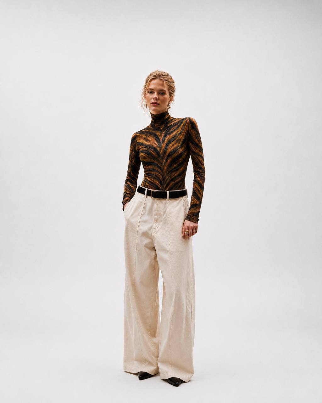 Beatle Coffee Tiger | Bad Sisters - look con modelo