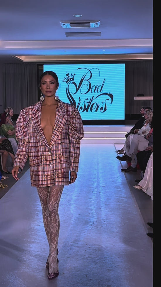 Cargar y reproducir el video en el visor de la galería, Blazer-vestido diseño pintado a mano | edición limitada Cannes
