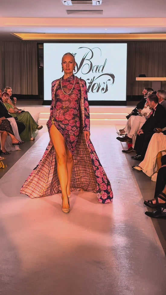 Cargar y reproducir el video en el visor de la galería, Kimono reversible con cola arte pintado a mano
