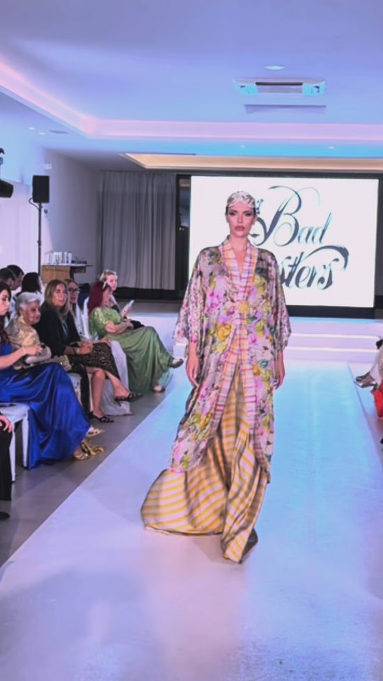 Cargar y reproducir el video en el visor de la galería, Kimono largo floral geisha rose
