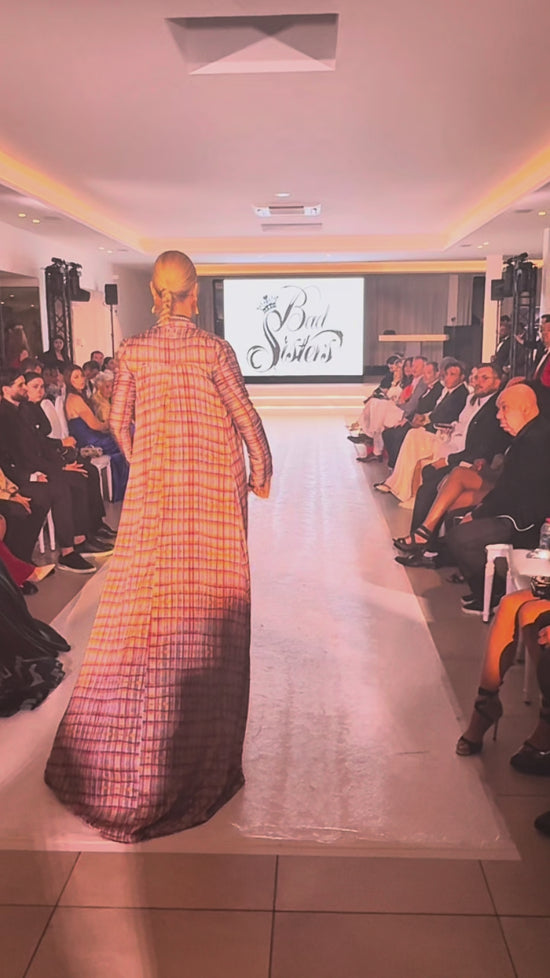 Cargar y reproducir el video en el visor de la galería, Kimono reversible con cola arte pintado a mano
