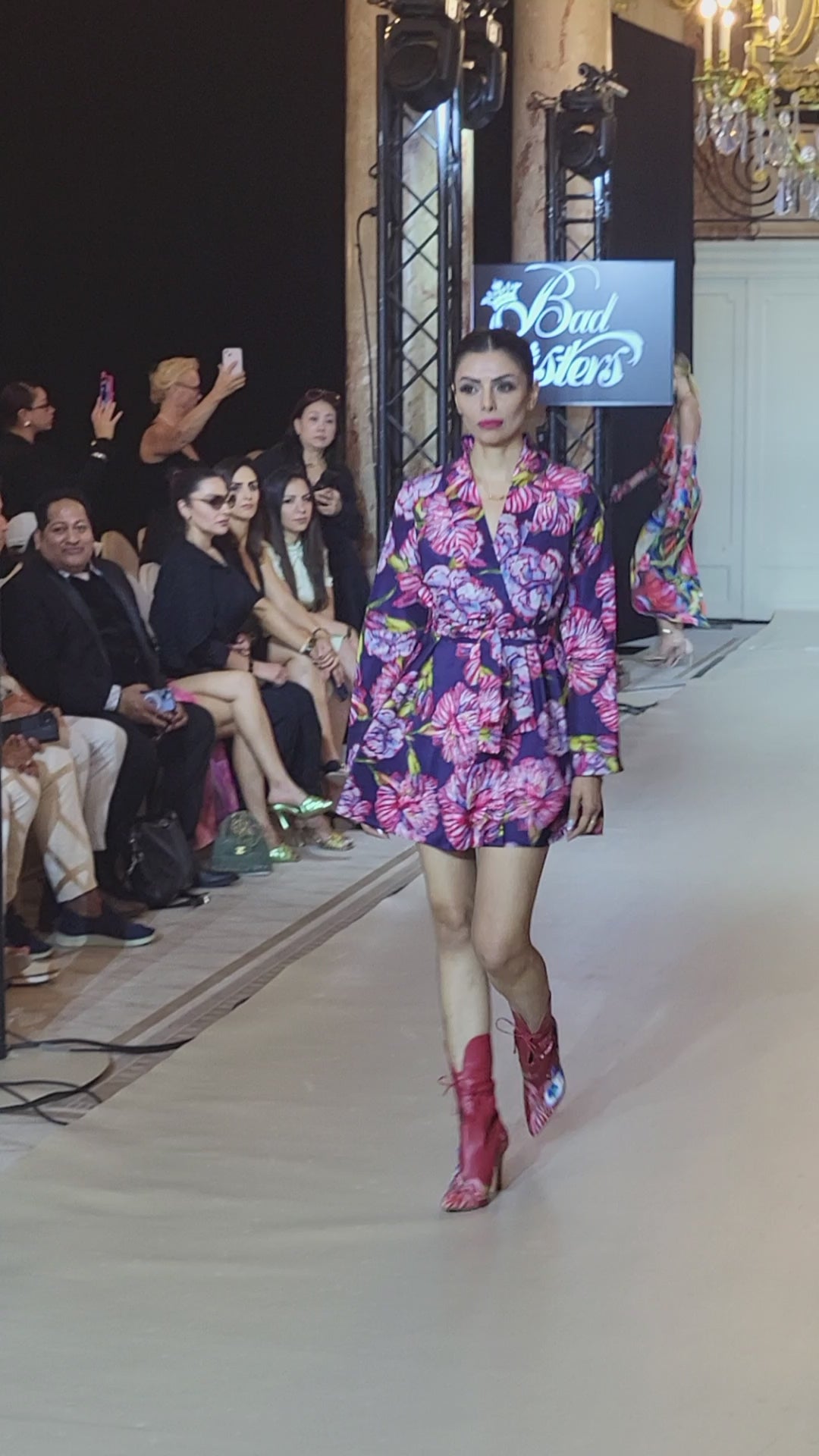 Cargar y reproducir el video en el visor de la galería, Blazer-vestido corto diseño pintado a mano edición limitada
