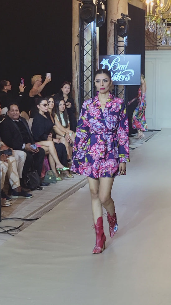 Cargar y reproducir el video en el visor de la galería, Blazer-vestido corto diseño pintado a mano edición limitada
