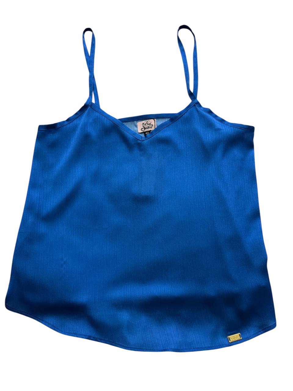 Detalle de top azul pintado a mano